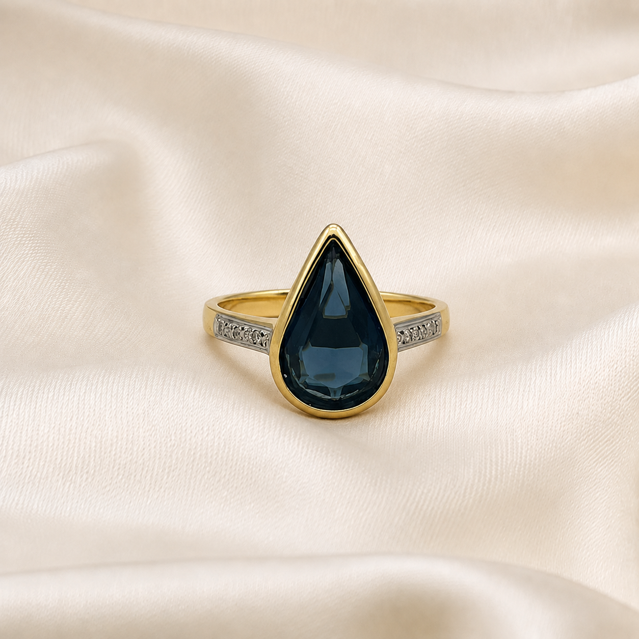 Anillo Zafiro Gota con Diamantes en Oro Amarillo 18K