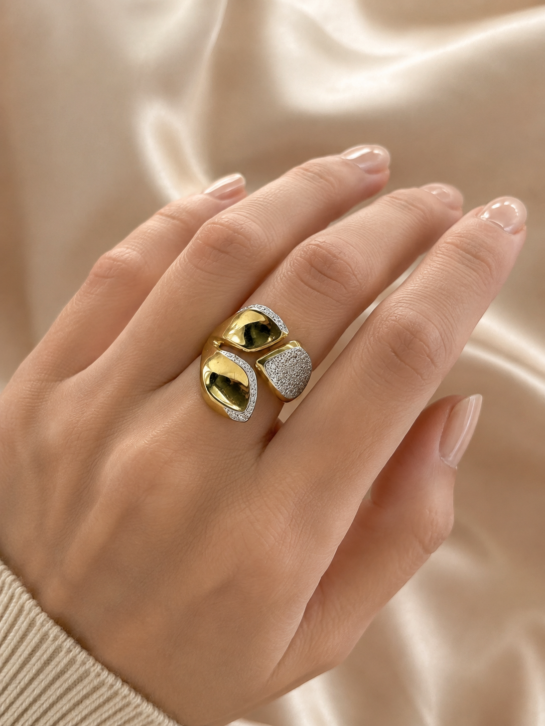 Anillo Tres Hojas Oro Amarillo 18k, Rodio y Diamantes