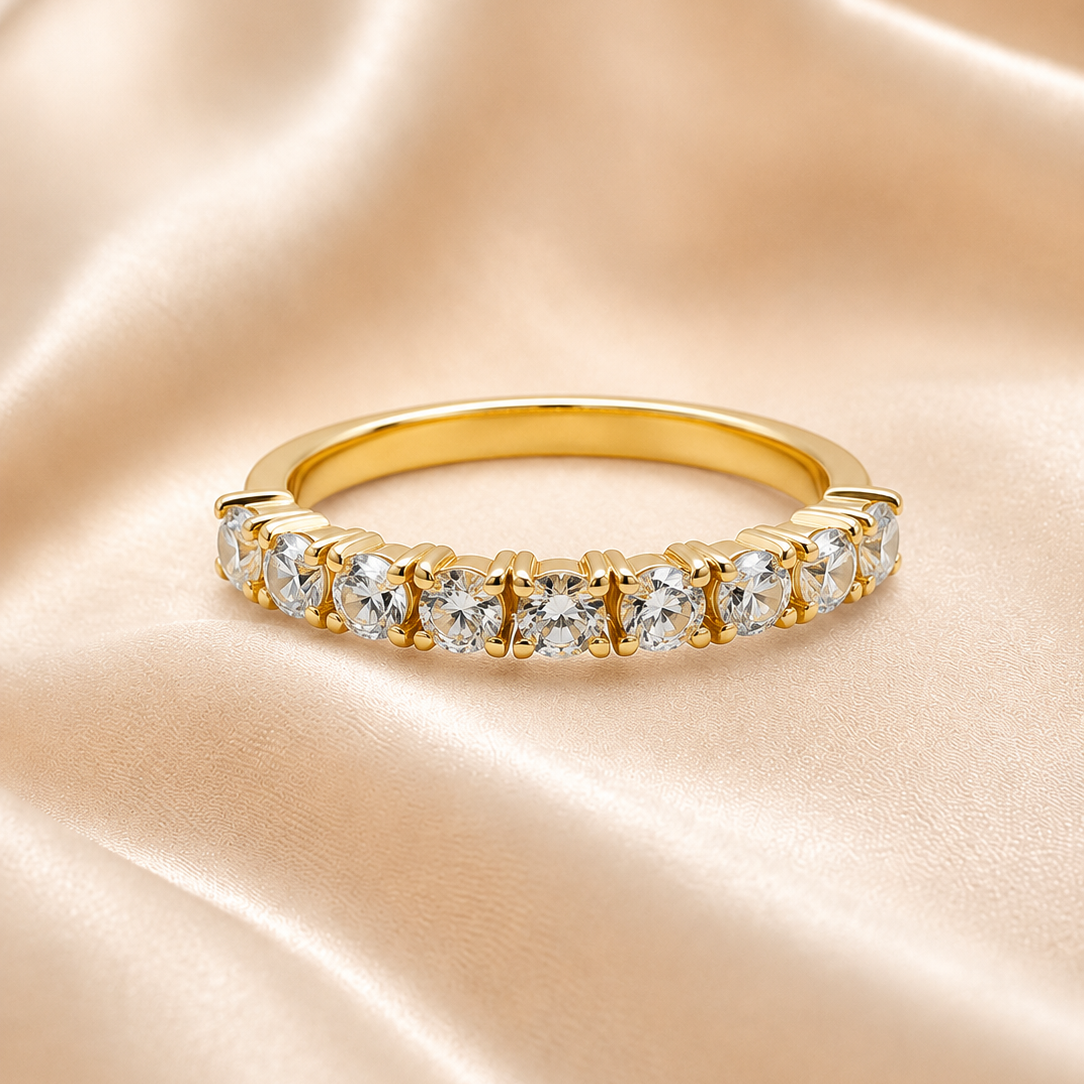 Anillo Medio Cintillo de Circones en Oro Amarillo 18K