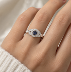 Anillo Halo Zafiro y Brillantes Gotas en Oro Blanco Paladio 18k