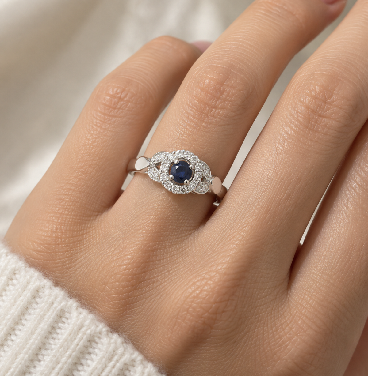 Anillo Halo Zafiro y Brillantes Gotas en Oro Blanco Paladio 18k