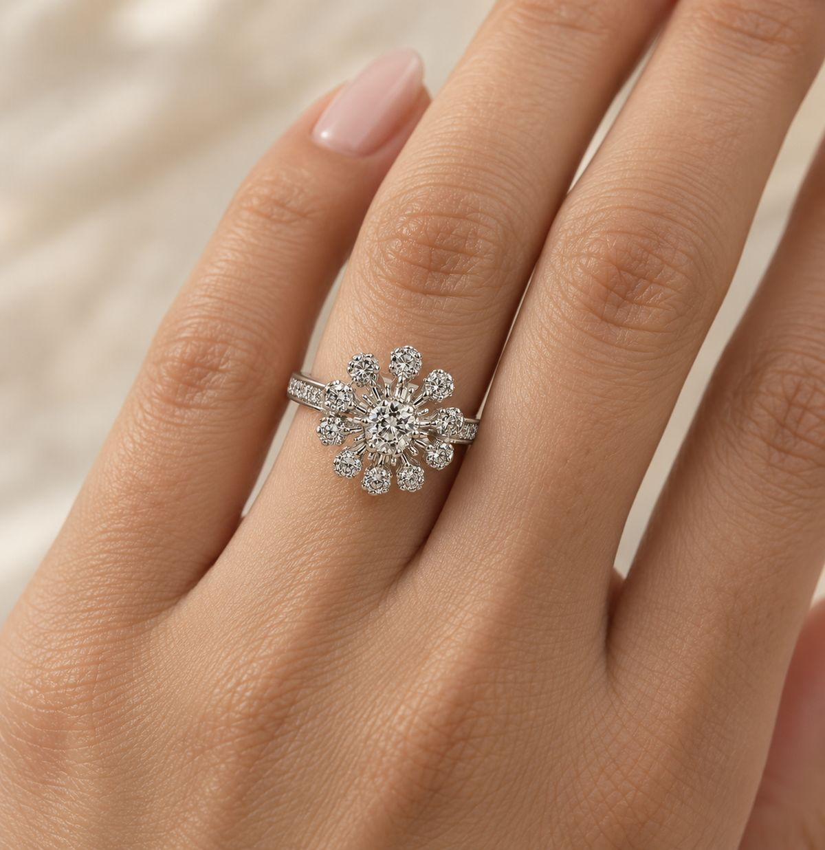 Anillo Flor de Diamantes 0,41 ct en Oro Blanco Paladio 18K