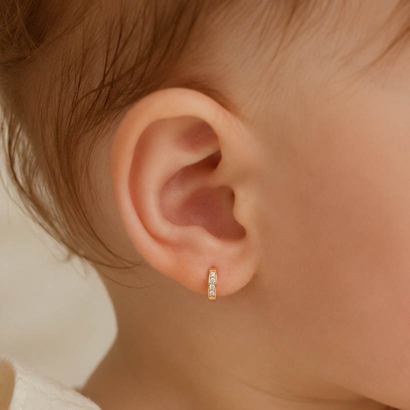 Argollitas de bebé con diamantes o moissanitas en oro 18K