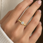 Anillo solitario en bisel con circon en oro amarillo 18kt