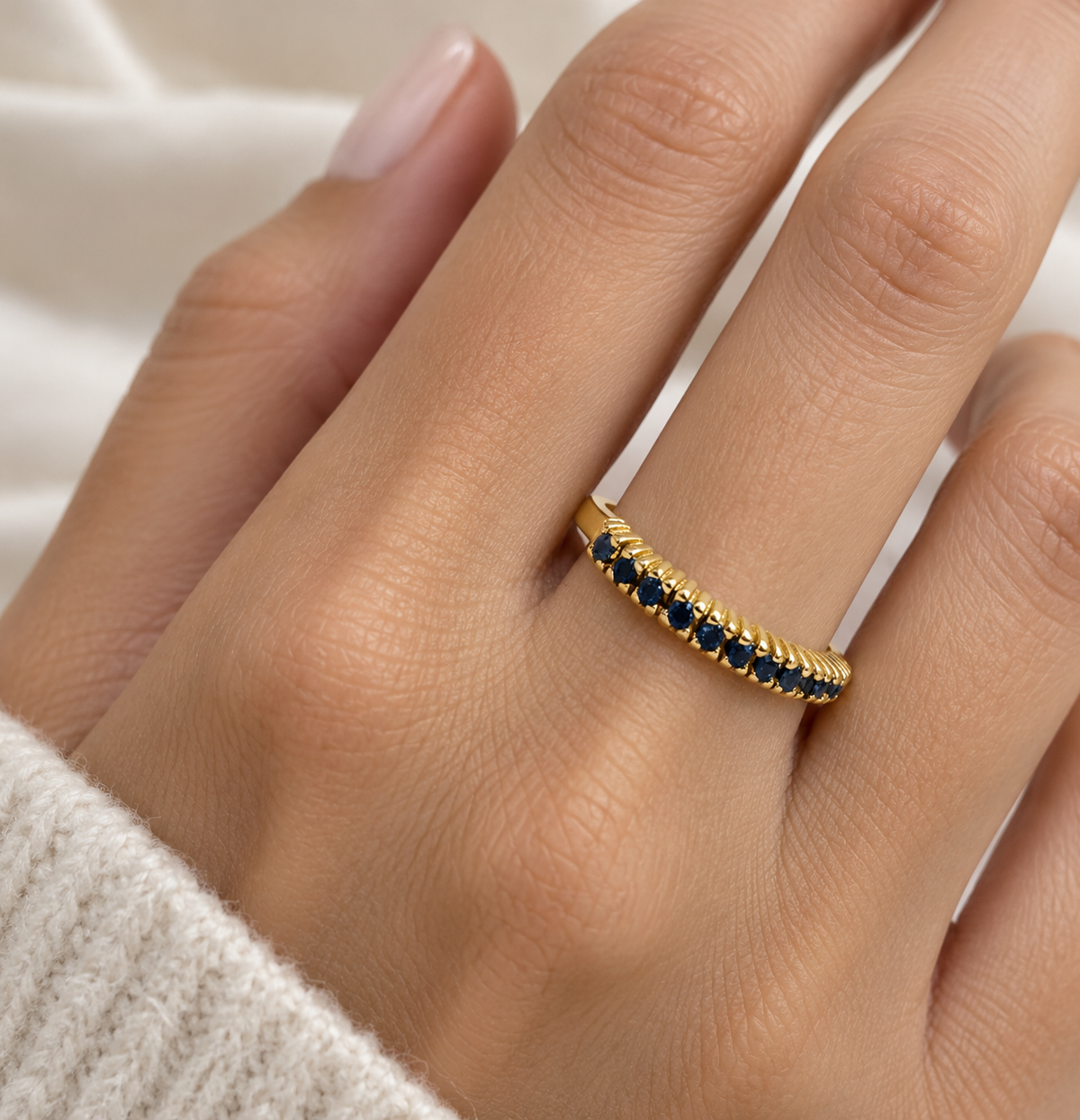 Anillo cintillo oro amarillo grifas circones azules