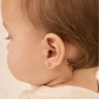 Aros flor de bebé con diamante en 18k