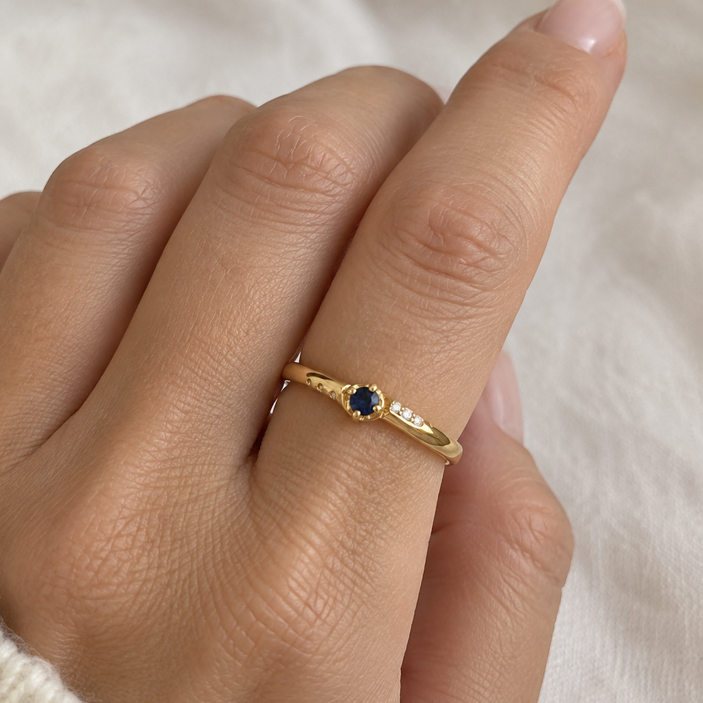 Anillo Solitario Pavé Asimétrico con Zafiro y Diamantes en Oro Amarillo 18K
