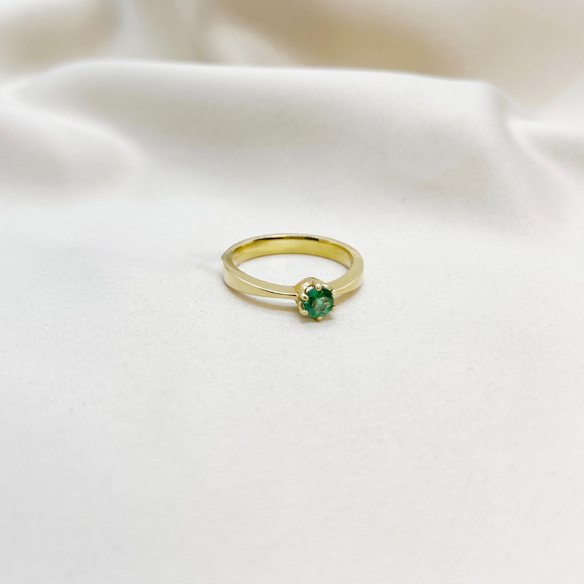 Anillo Solitario con esmeralda de 0,5ct