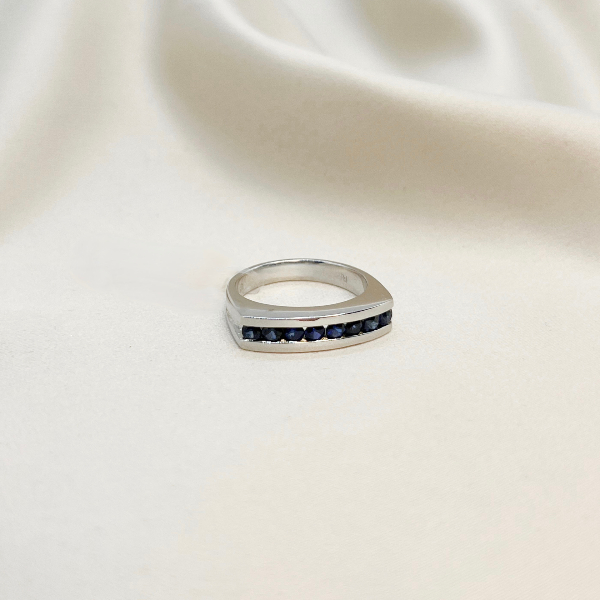 Anillo medio cintillo oro blanco paladio y zafiros