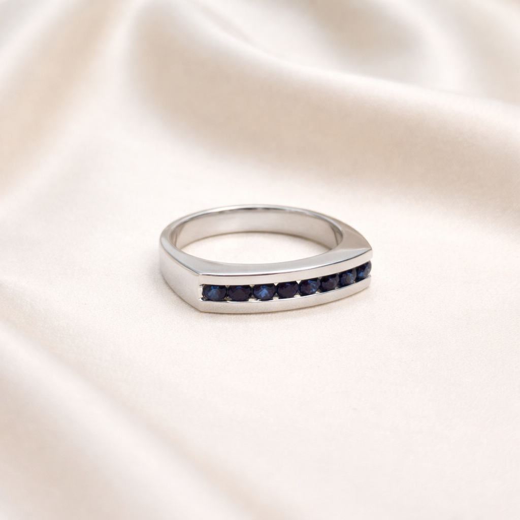 Anillo medio cintillo oro blanco paladio y zafiros