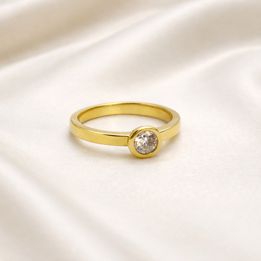 Anillo solitario en bisel con circon en oro amarillo 18kt
