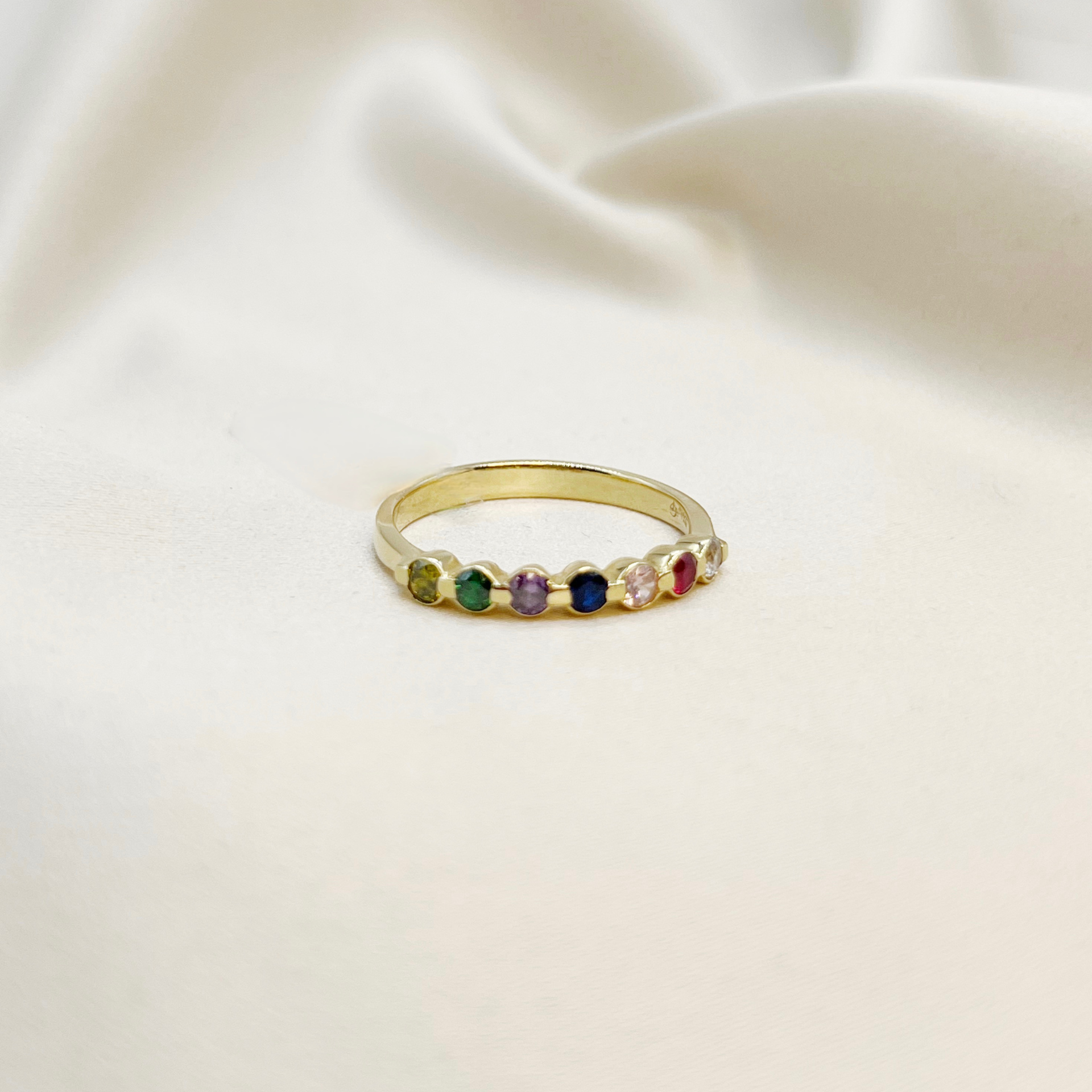 Anillo cintillo oro 18kt con piedras de colores