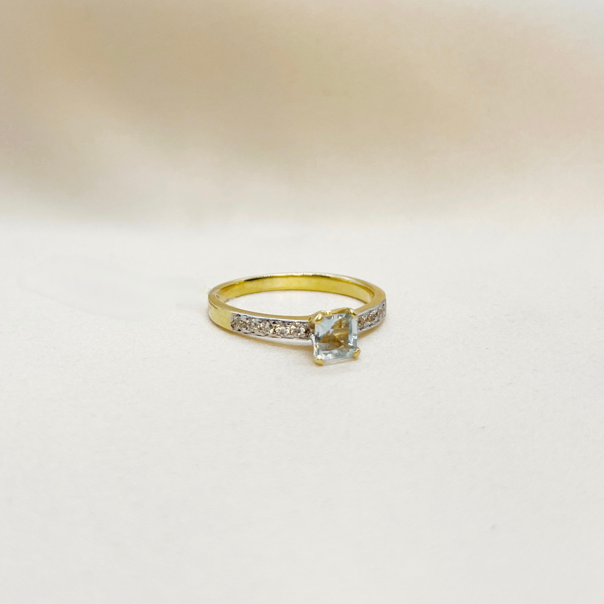 Anillo solitario pavé con aguamarina y oro amarillo