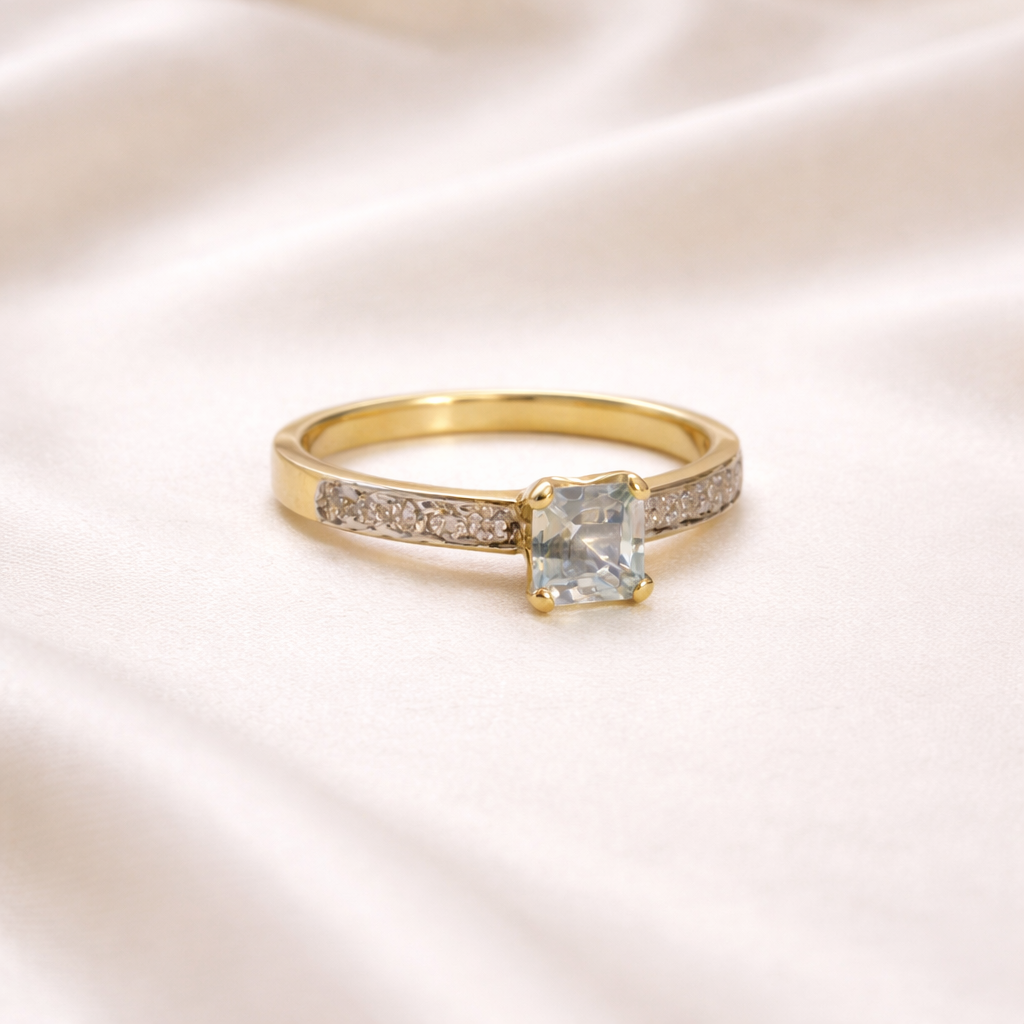 Anillo solitario pavé con aguamarina y oro amarillo