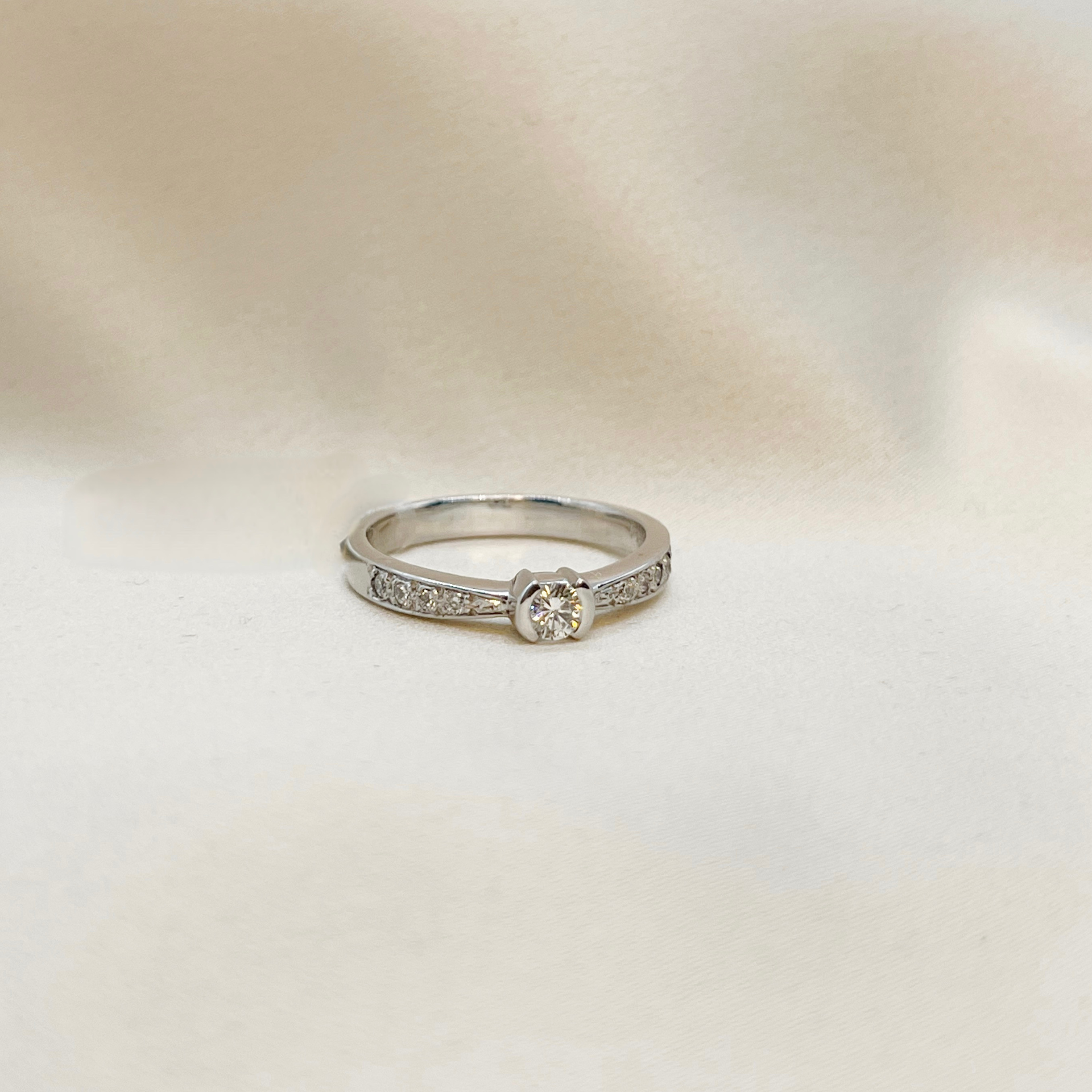 Anillo solitario pavé con diamante y oro blanco paladio