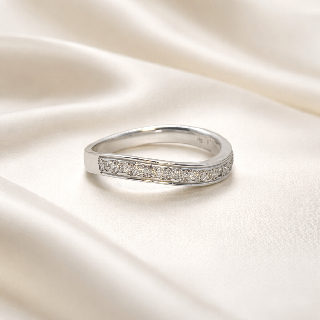 Anillo medio cintillo onda oro blanco y diamantes