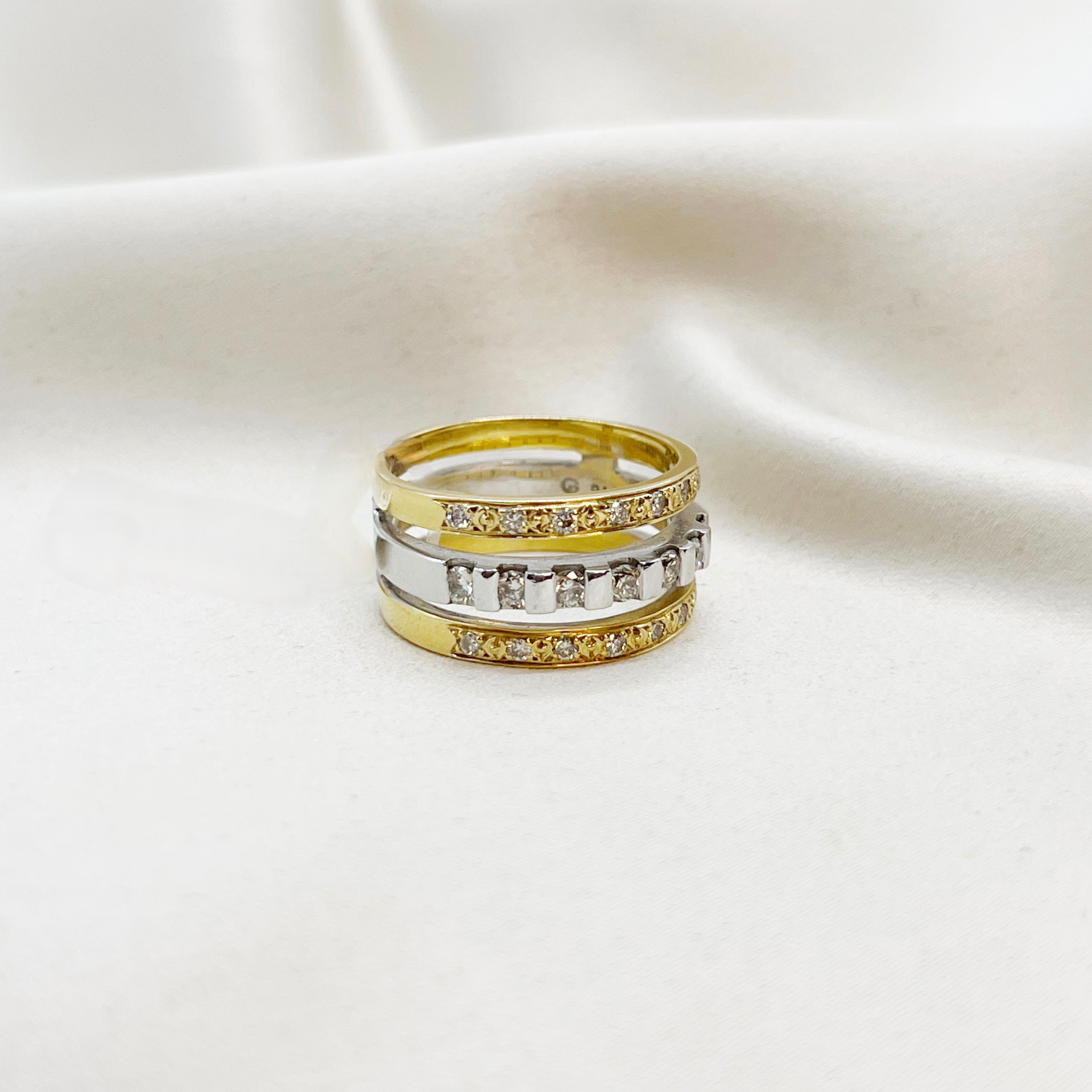 Anillo triple mixto oro blanco y amarillo con diamantes