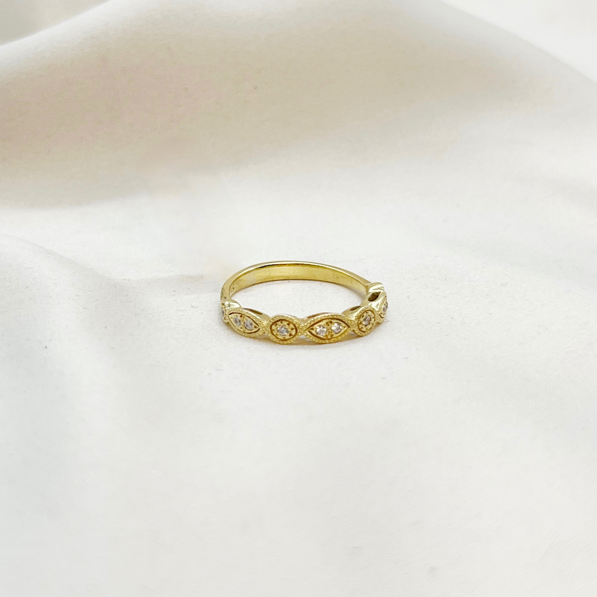 Anillo Cintillo Marquise ruleteado en oro amarillo 18kt