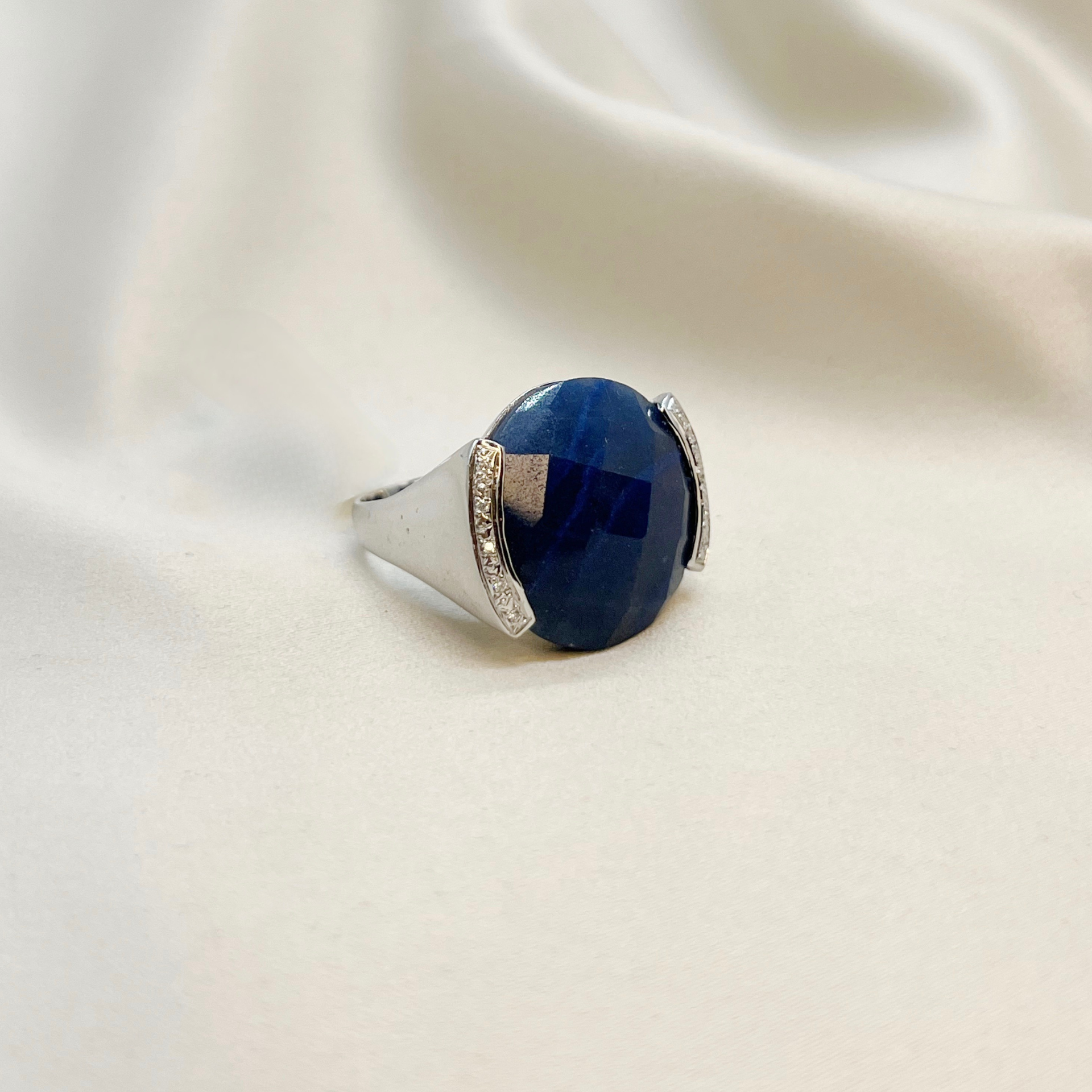 Anillo Tensión Raíz de Zafiro y Brillantes en Oro Blanco Paladio