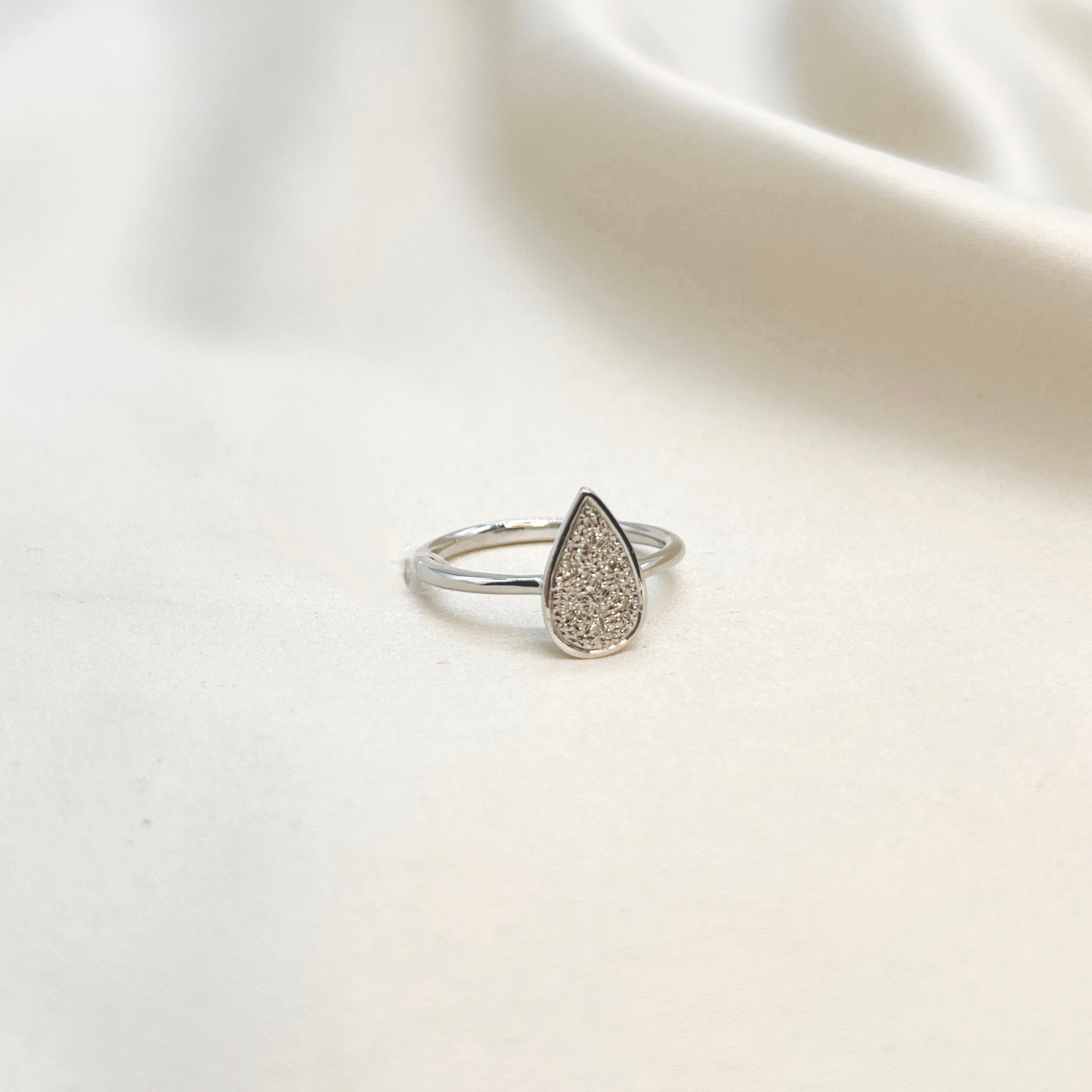 Anillo Gota Brillante en Oro Blanco Paladio 18k