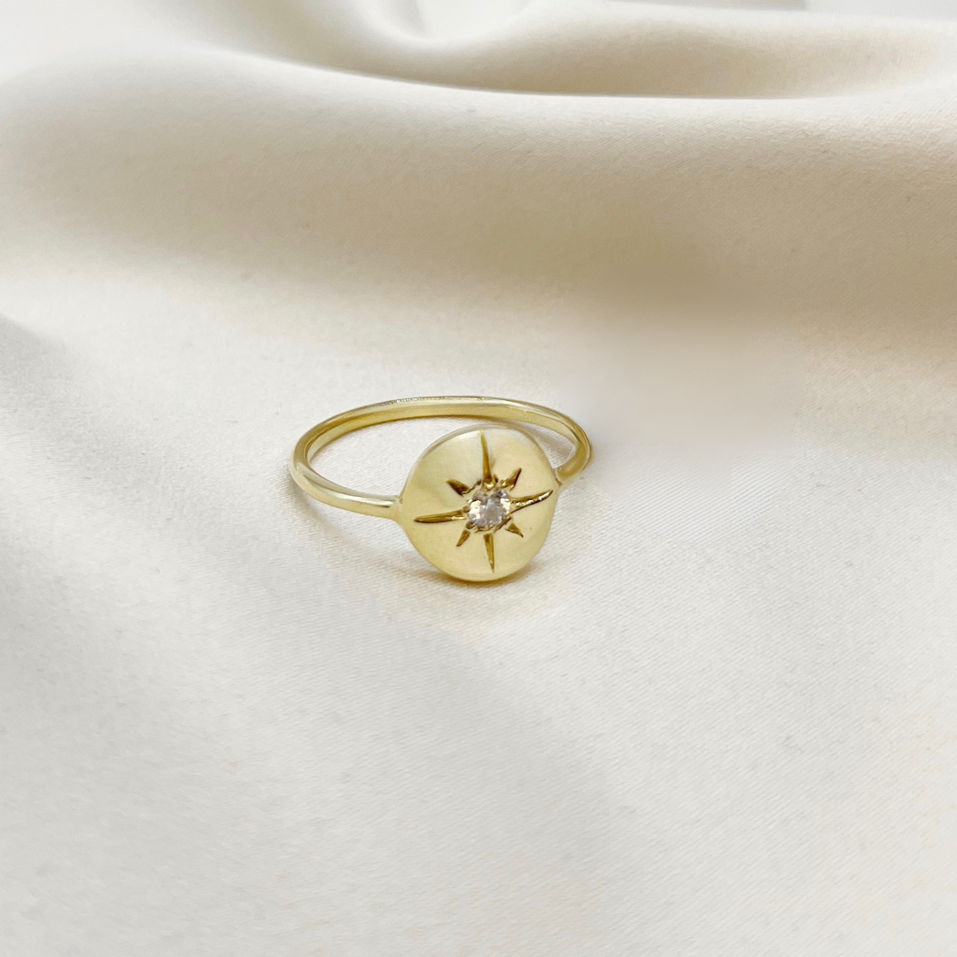 Anillo Círculo con estrella en Oro 18k