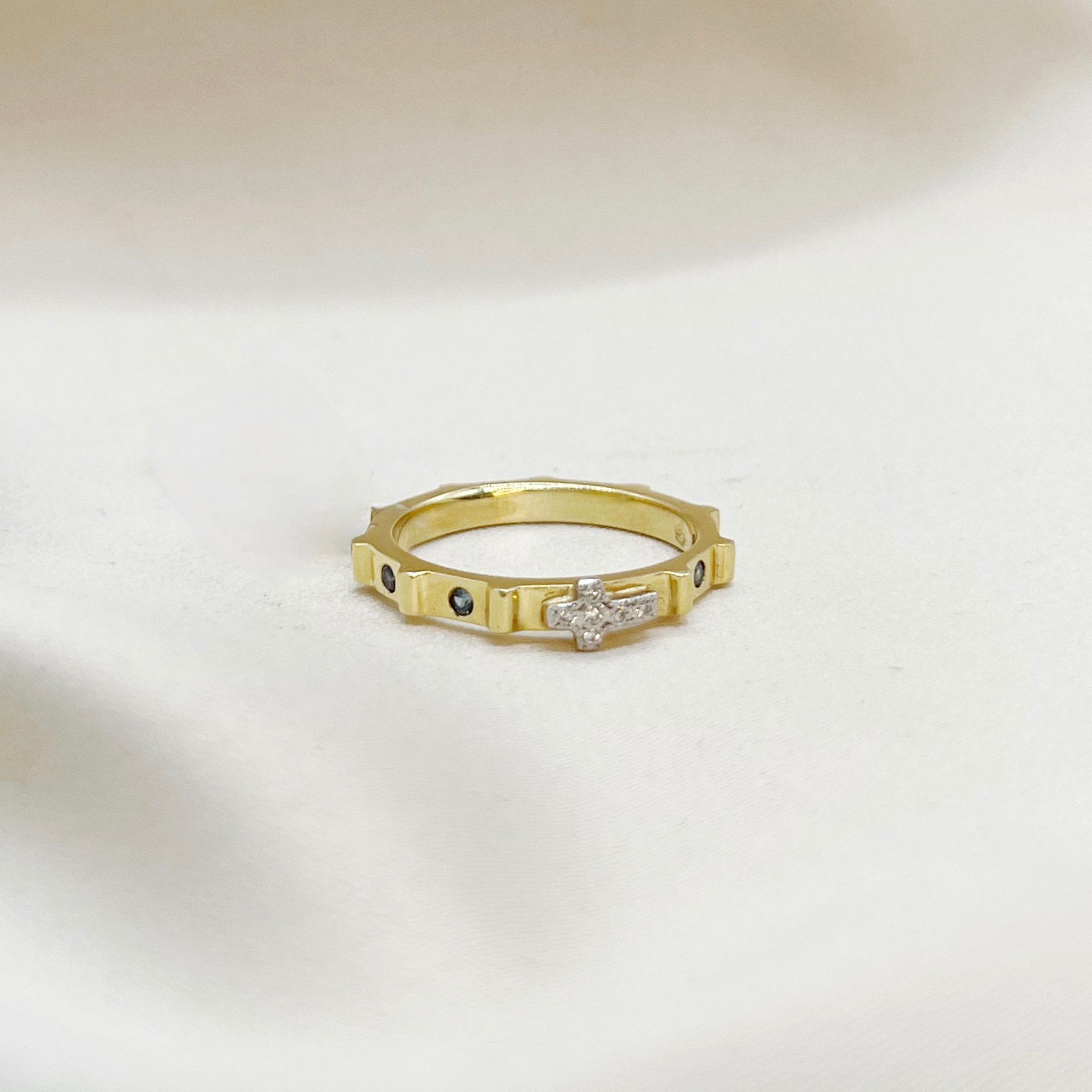 Anillo denario con zafiros y diamantes