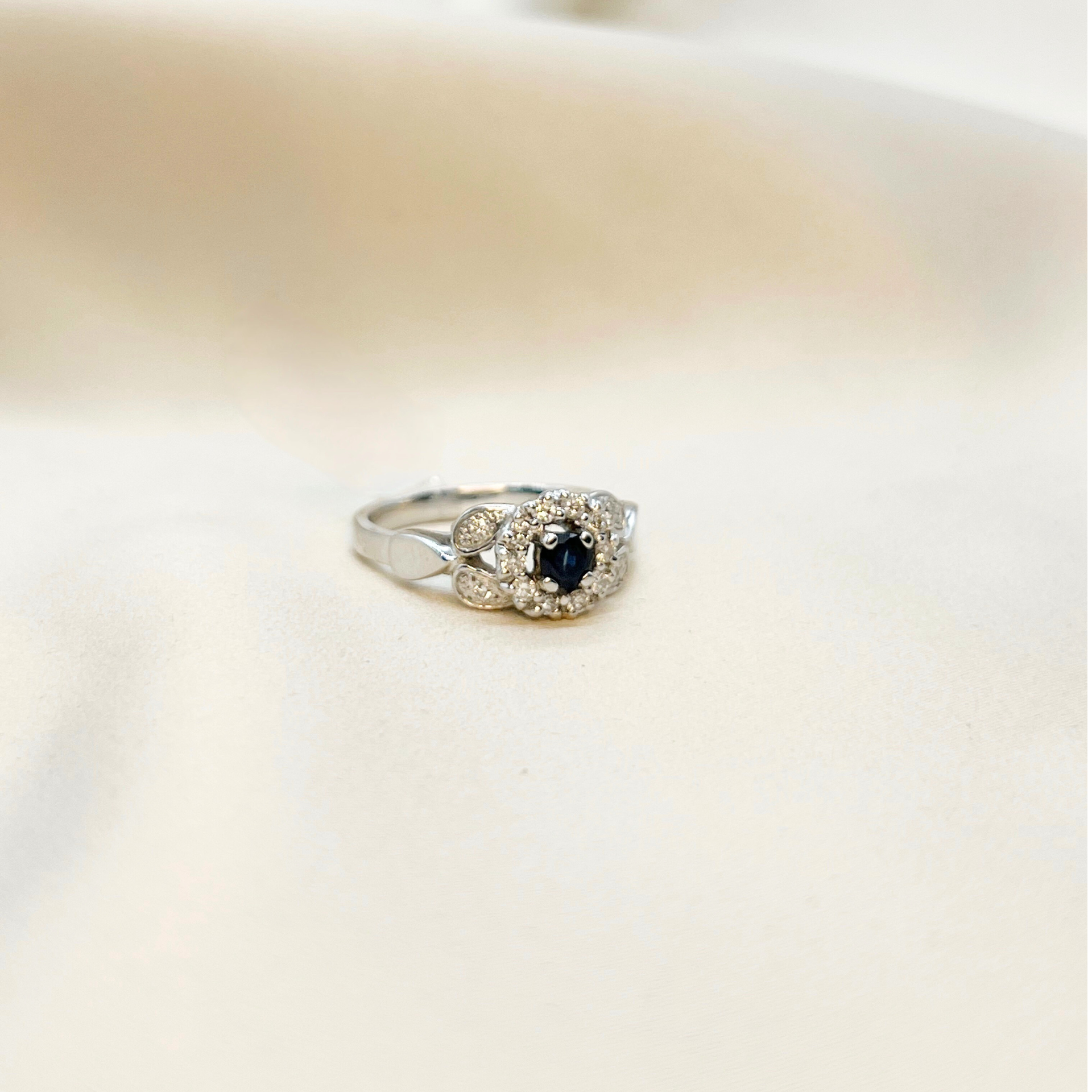 Anillo Halo Zafiro y Brillantes Gotas en Oro Blanco Paladio 18k