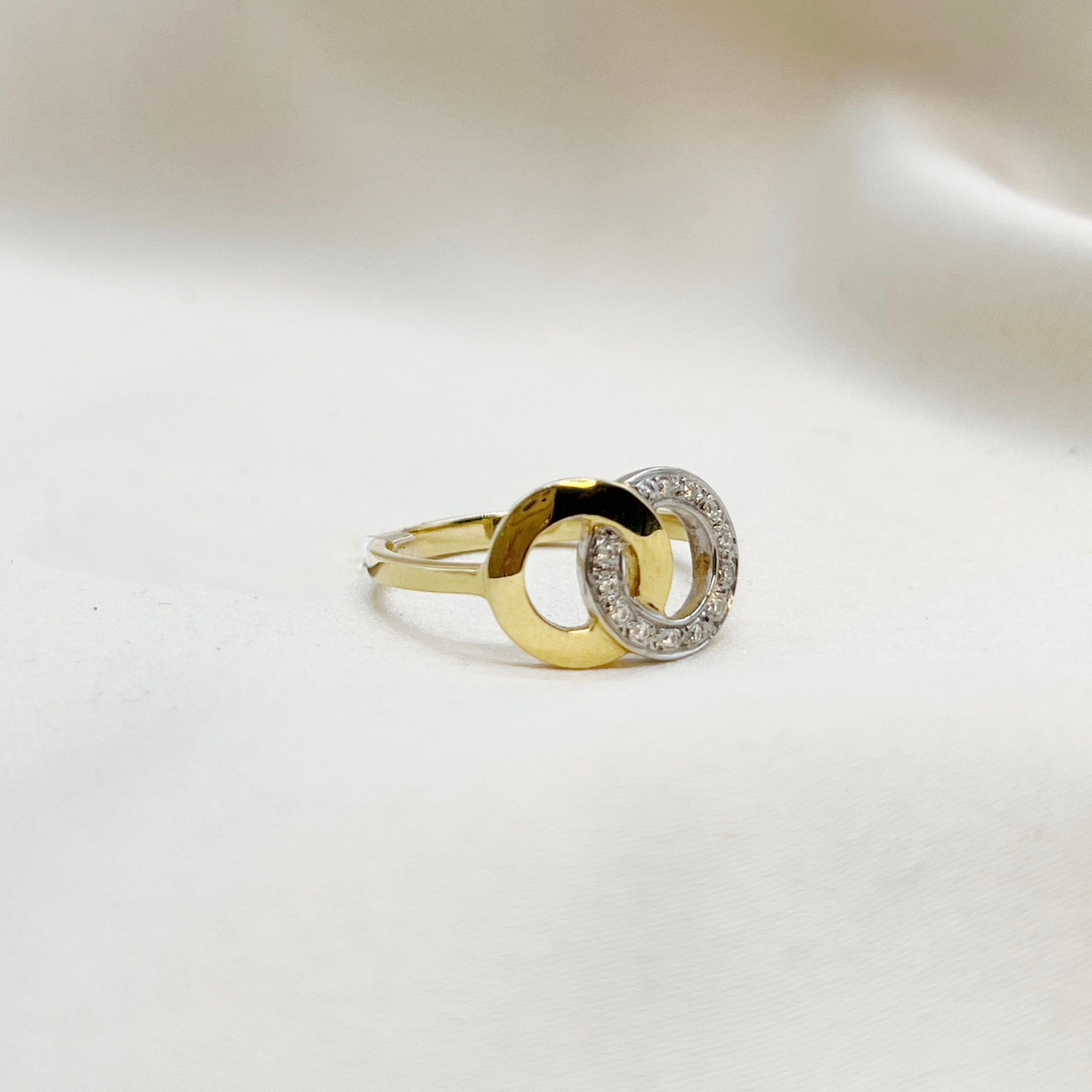Anillo Doble Círculo Entrelazado en Oro Amarillo 18k