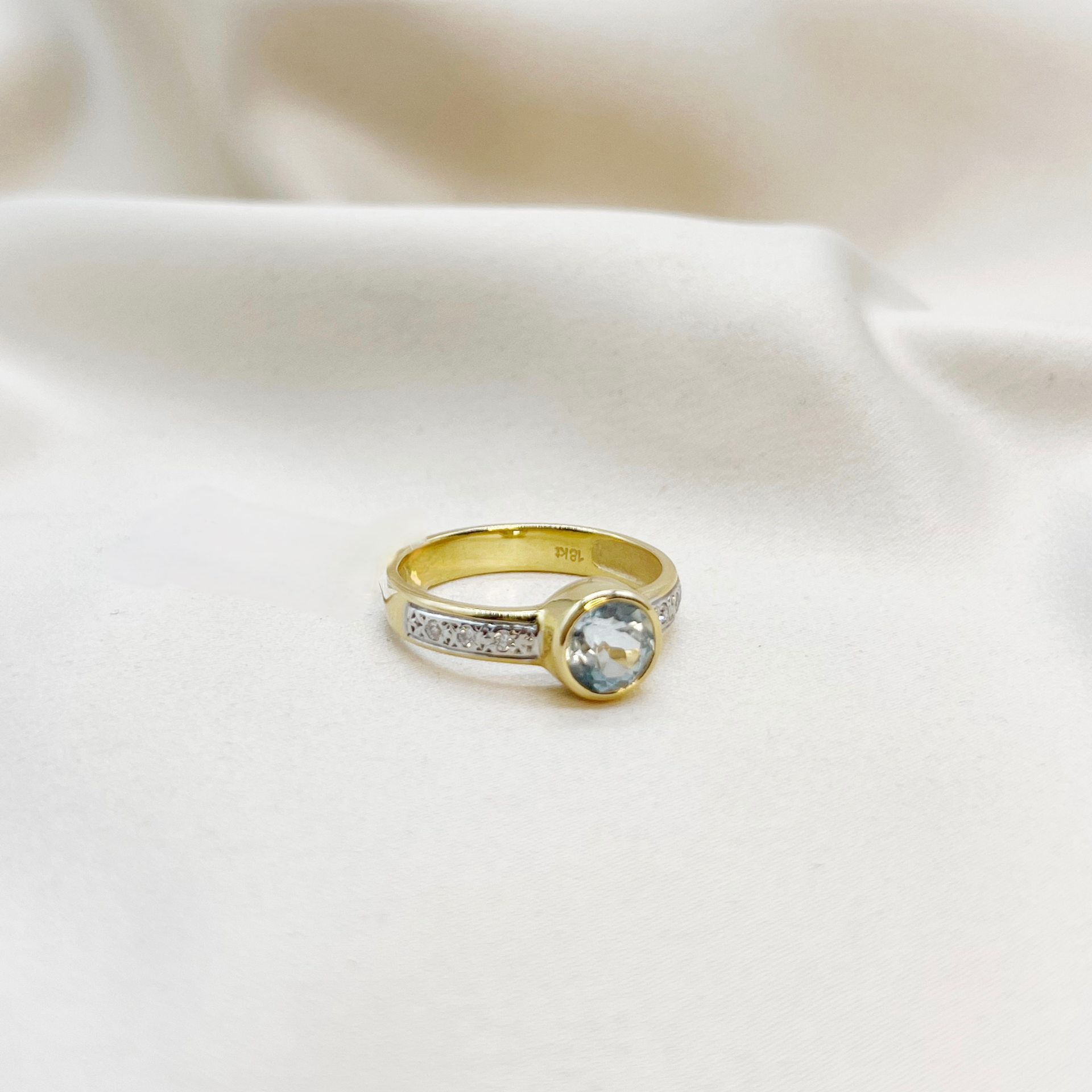 Anillo Solitario Moissanita 1 ct y Diamantes en Oro Amarillo 18k