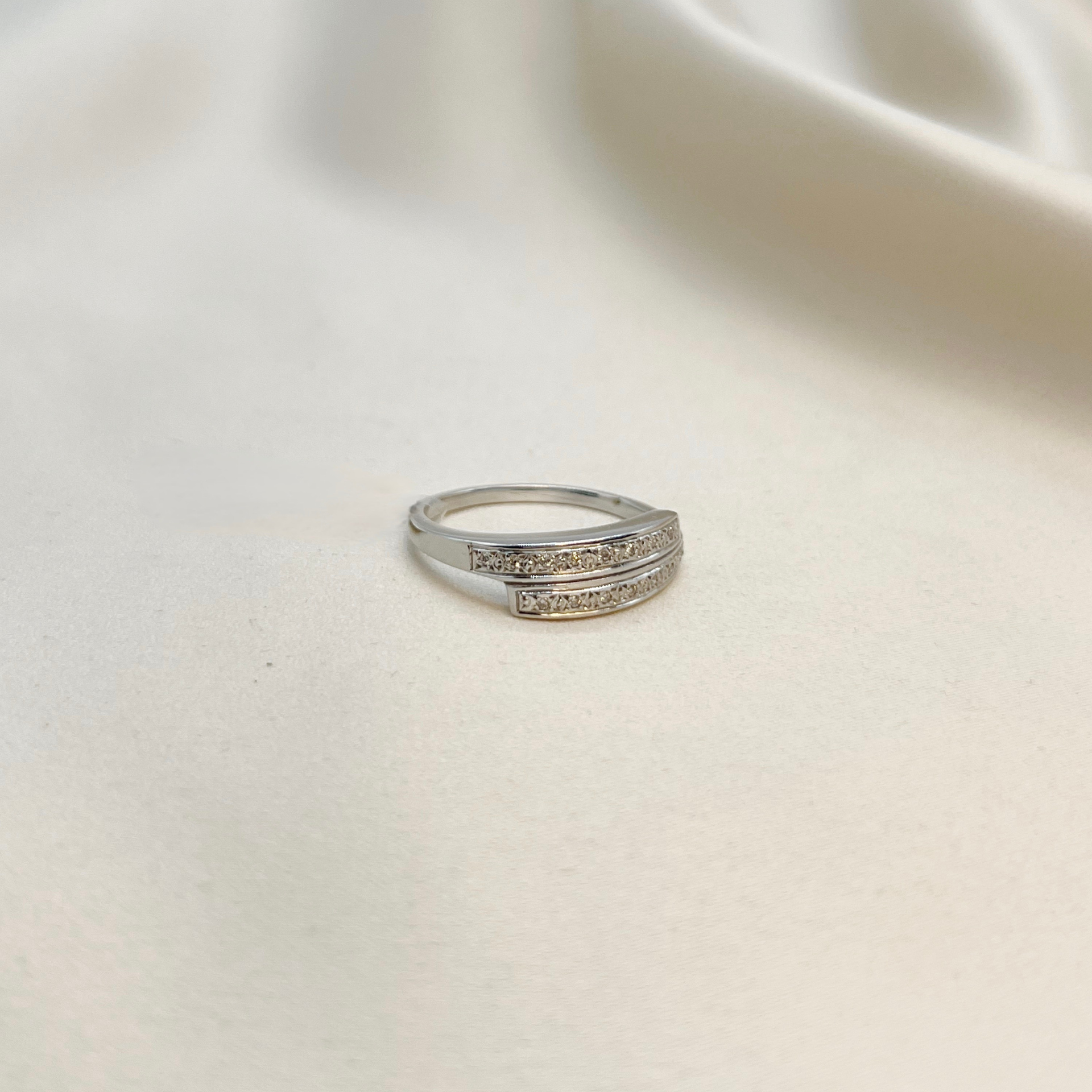 Anillo Banda Diamantes en Oro Blanco Paladio 18k