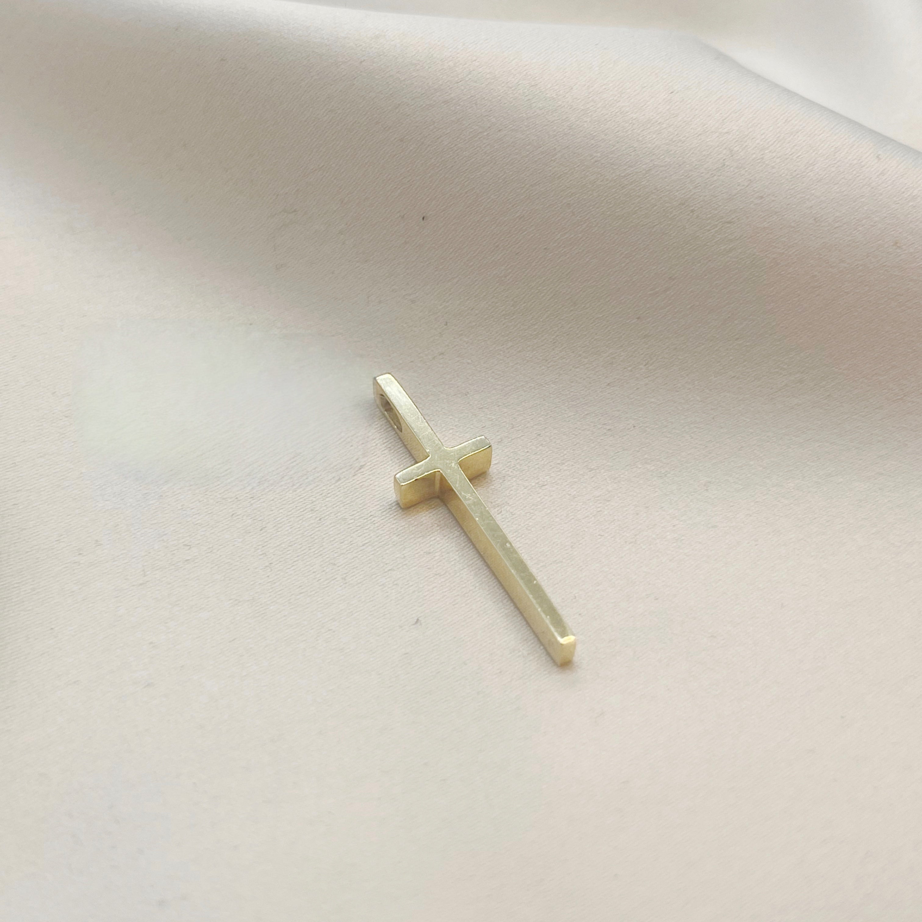 Colgante Cruz Alargada en Oro Amarillo 18k