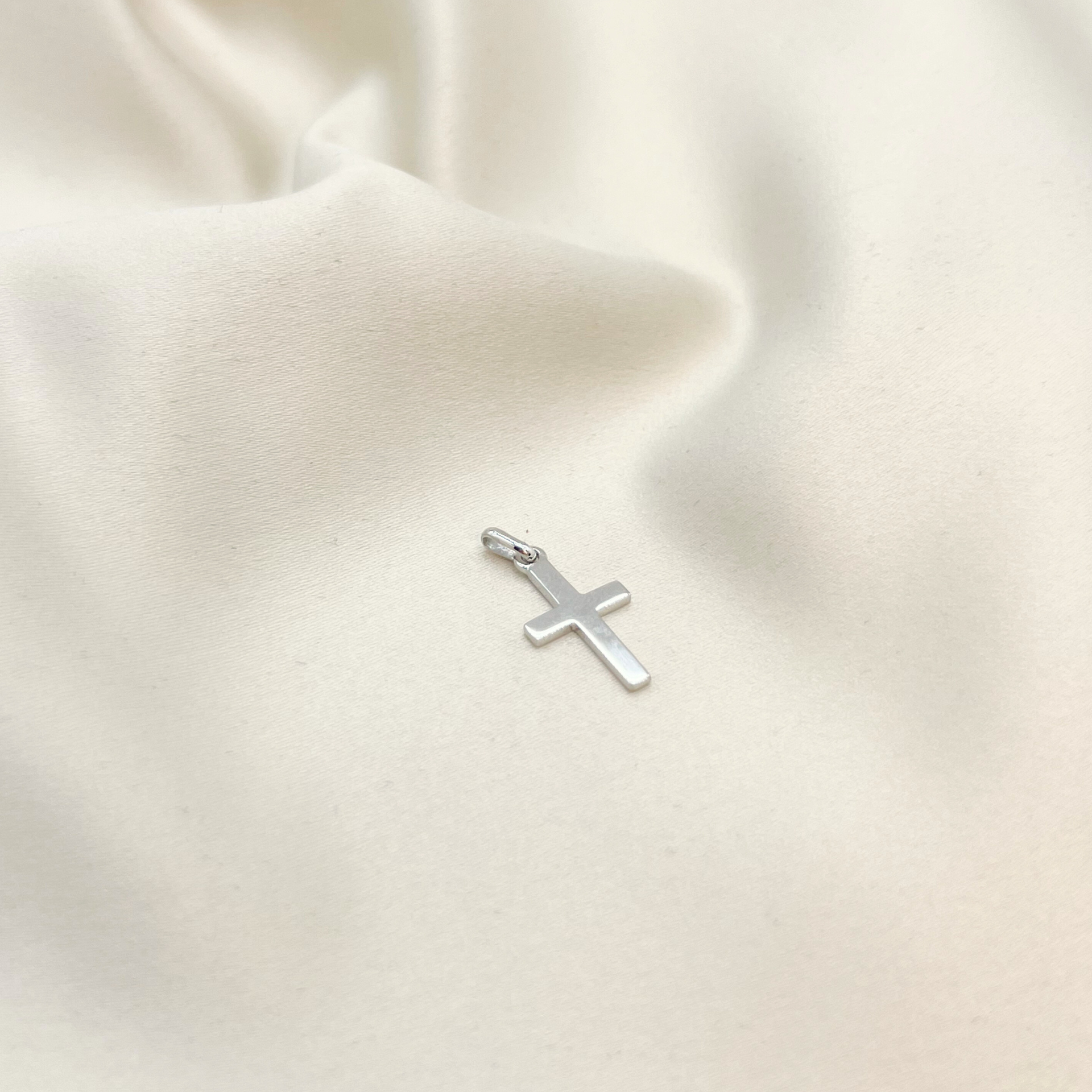 Cruz Plana en Oro Blanco 18k