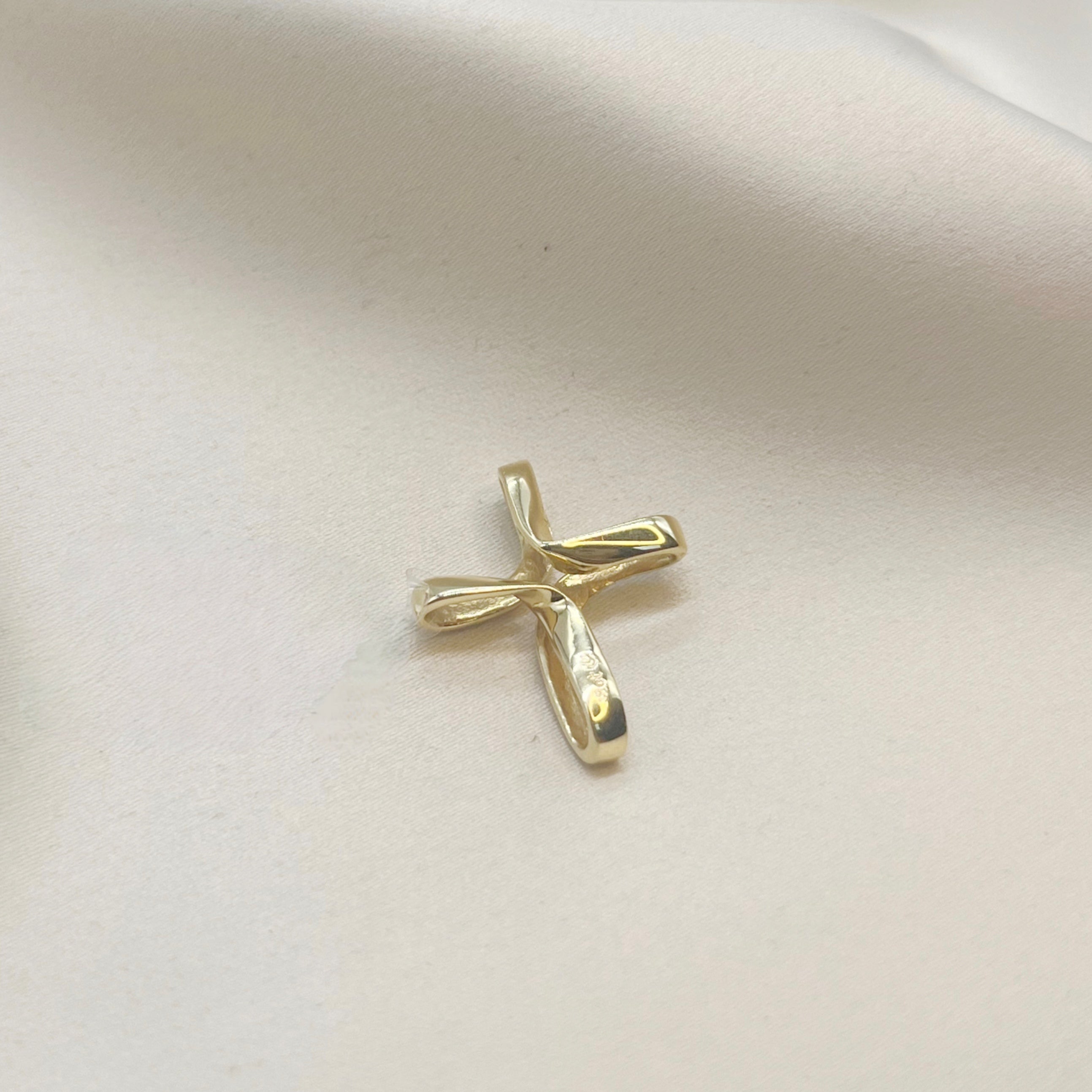 Cruz Twist en Oro Amarillo 18k