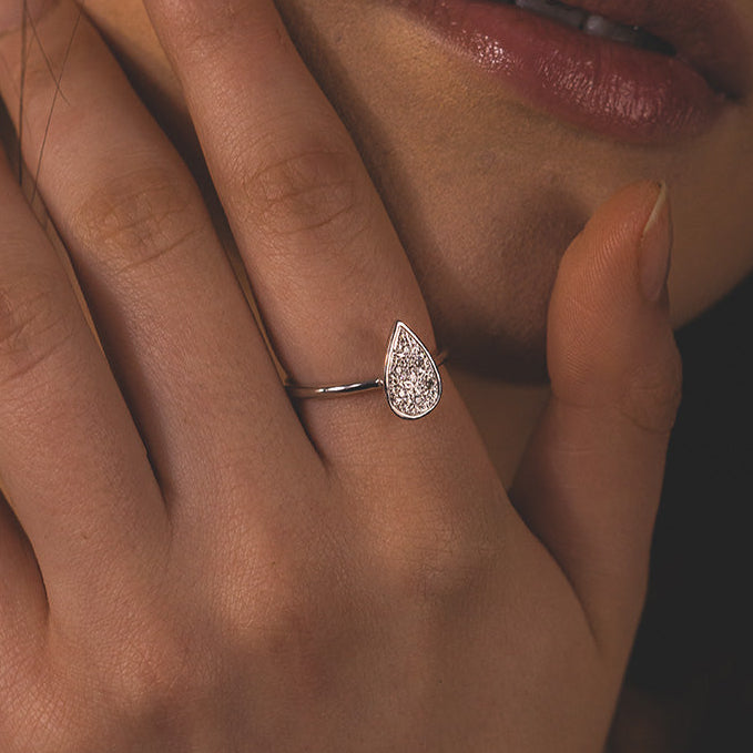 Anillo Gota Brillante en Oro Blanco Paladio 18k