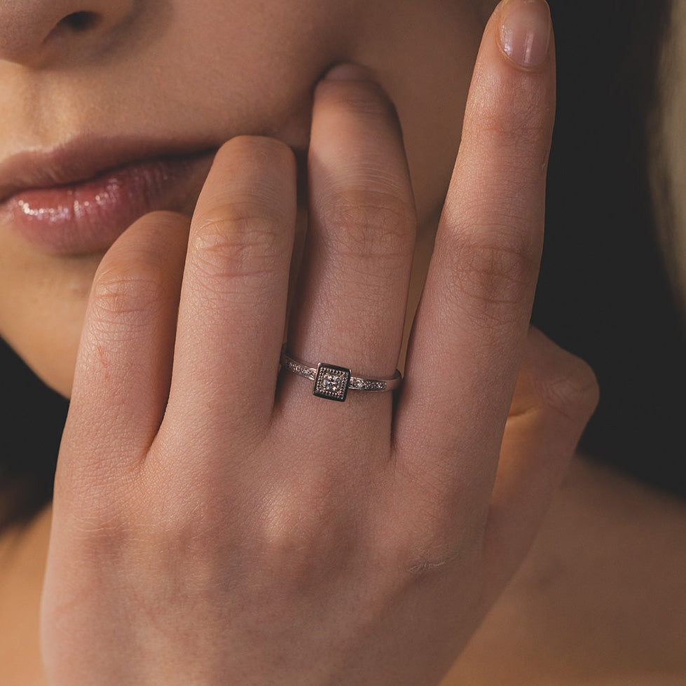 Anillo Cuadrado de Diamantes en Oro Blanco Paladio 18K