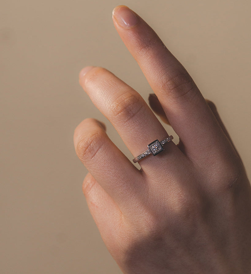 Anillo Cuadrado de Diamantes en Oro Blanco Paladio 18K