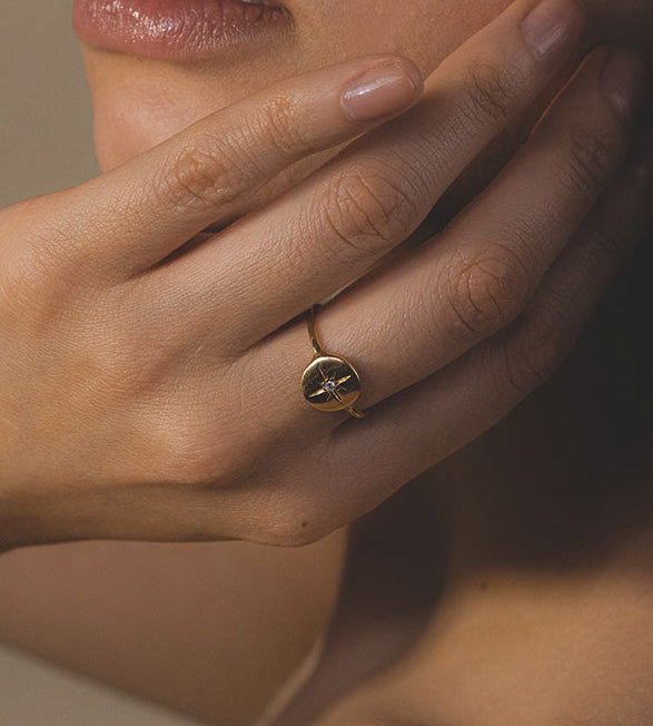 Anillo Círculo con estrella en Oro 18k