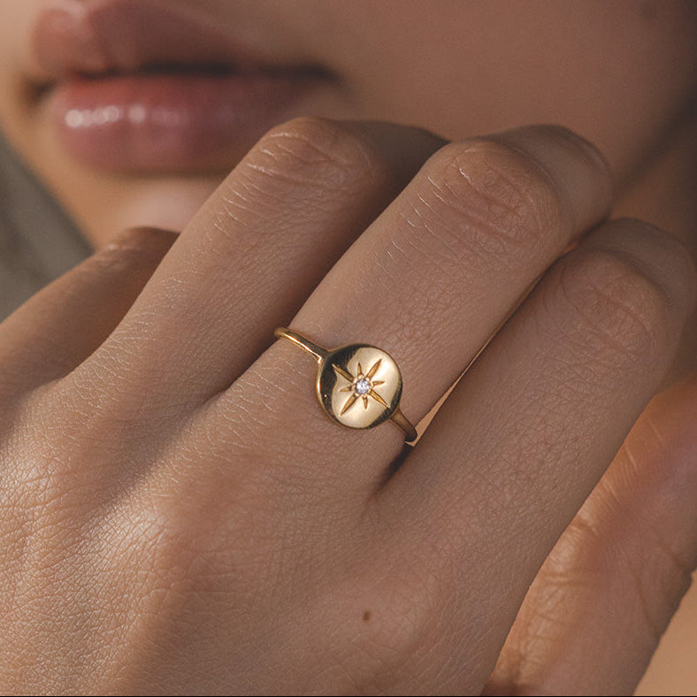 Anillo Círculo con estrella en Oro 18k