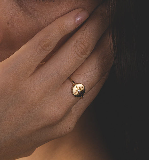 Anillo Círculo con estrella en Oro 18k