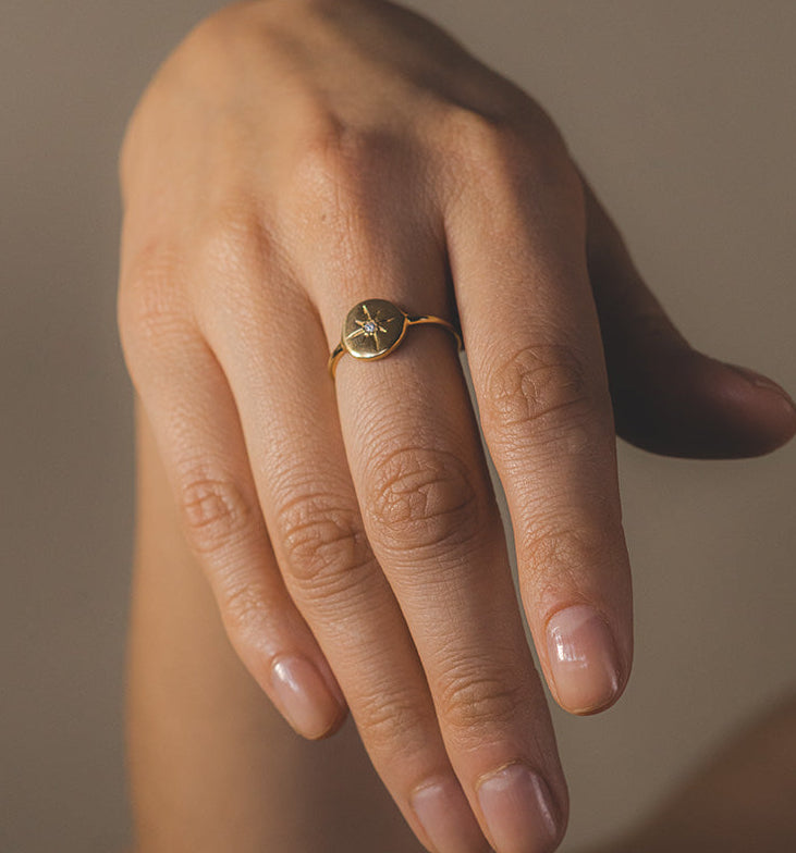Anillo Círculo con estrella en Oro 18k