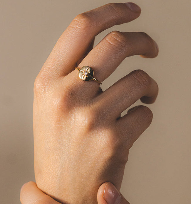 Anillo Círculo con estrella en Oro 18k