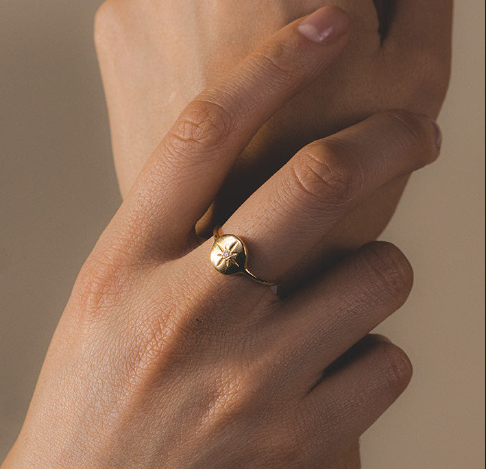 Anillo Círculo con estrella en Oro 18k