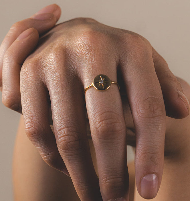 Anillo Círculo con estrella en Oro 18k