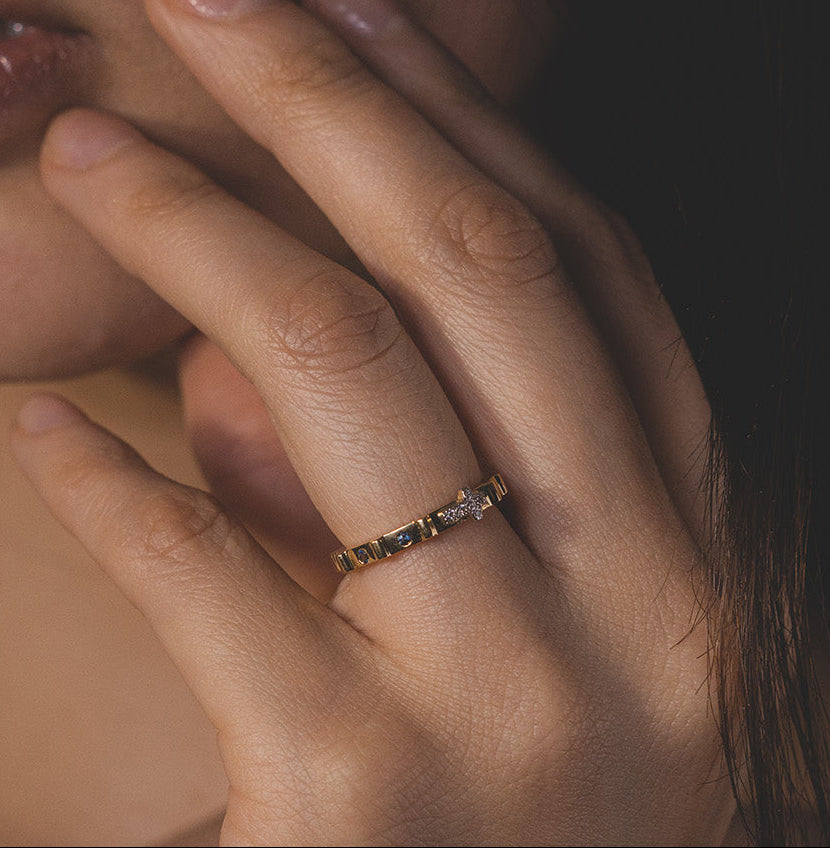 Anillo denario con zafiros y diamantes