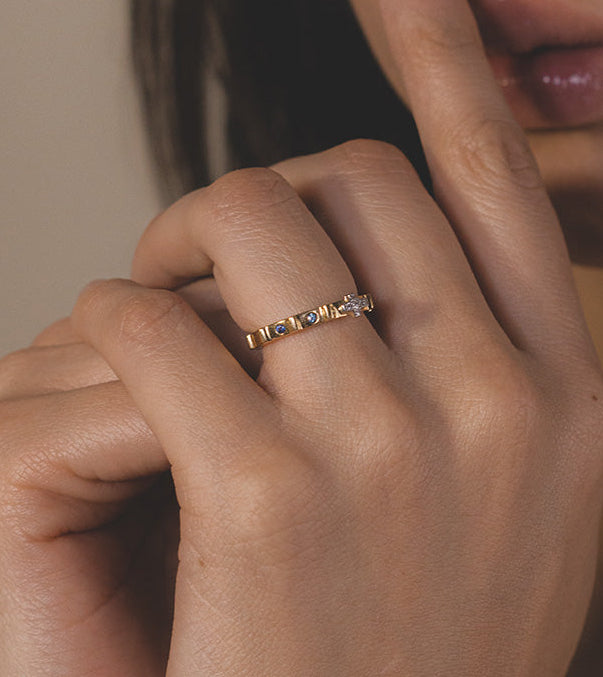 Anillo denario con zafiros y diamantes
