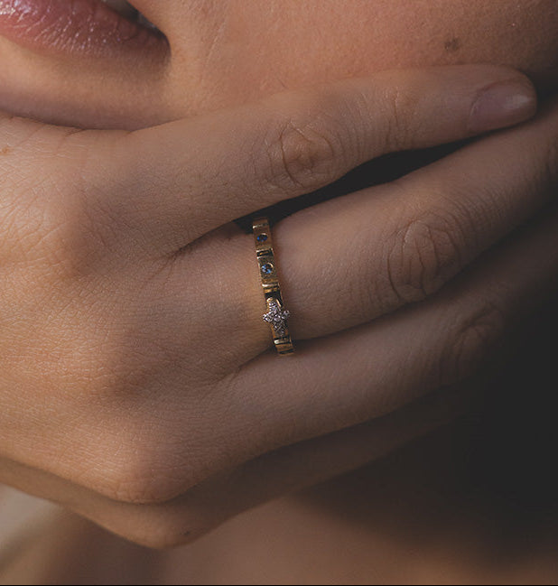 Anillo denario con zafiros y diamantes