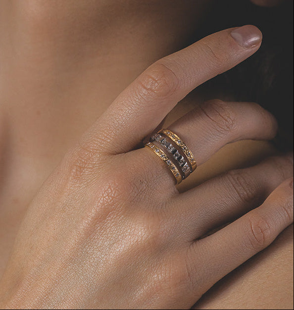 Anillo triple mixto oro blanco y amarillo con diamantes