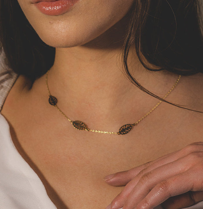 Collar Trío de Hojas Caladas en Oro Amarillo 18k