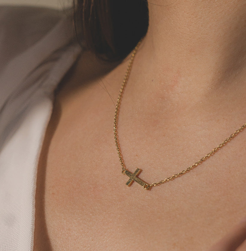 Collar Cruz Horizontal en Oro Amarillo 18k
