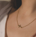 Collar Cruz Horizontal en Oro Amarillo 18k